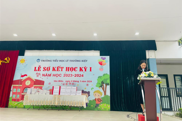 Cô giáo Nguyễn Thị Quỳnh Anh - Chủ tịch Công đoàn thông qua quyết định khen thưởng