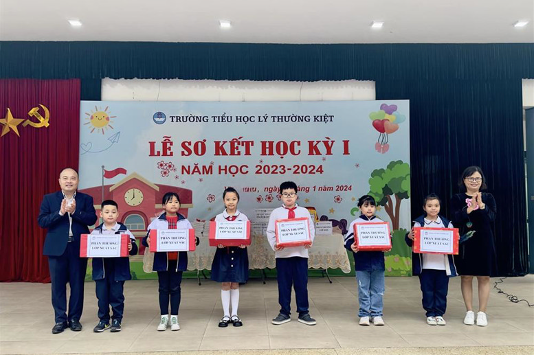 Cô giáo Lê Thị Thanh Thủy - Bí thư Chi bộ, Hiệu trưởng trao thưởng cho các tập thể lớp Xuất sắc