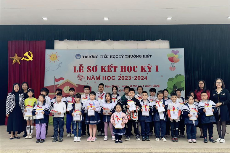 Trao thưởng cho 25 học sinh tiêu biểu của 25 lớp