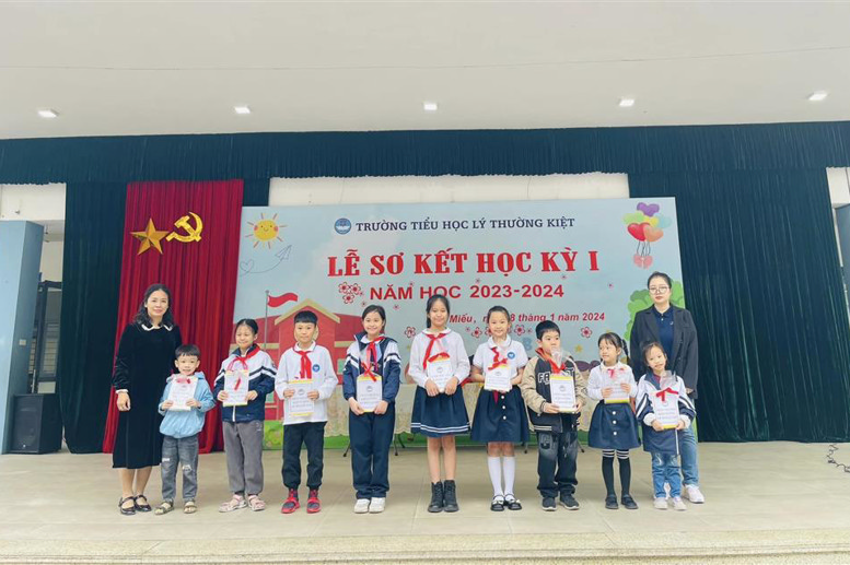 Trao thưởng cho đại diện các "Kiện tướng" trong phong trào "Kế hoạch nhỏ"