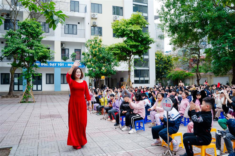 Cô giáo Hiệu trưởng Lê Thị Thu Chung
