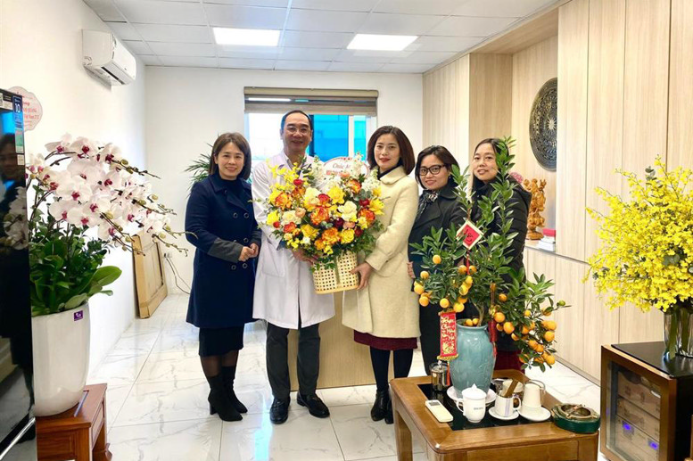 Đại diện BGH và Công đoàn trường Tiểu học Lý Thường Kiệt chúc mừng Các y bác sĩ và tập thể nhân viên y tế Bệnh viện Da liễu Hà Nội