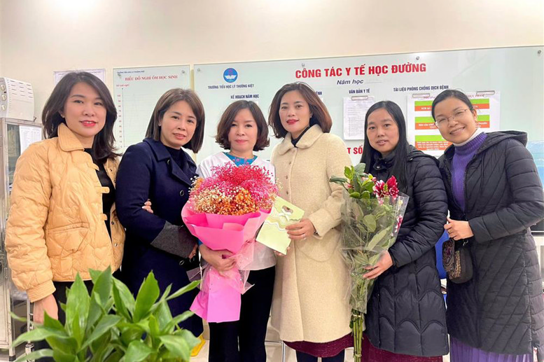 Đại diện BGH và Công đoàn nhà trường chúc mừng đ/c Nguyễn Thị Thái - Nhân viên y tế
